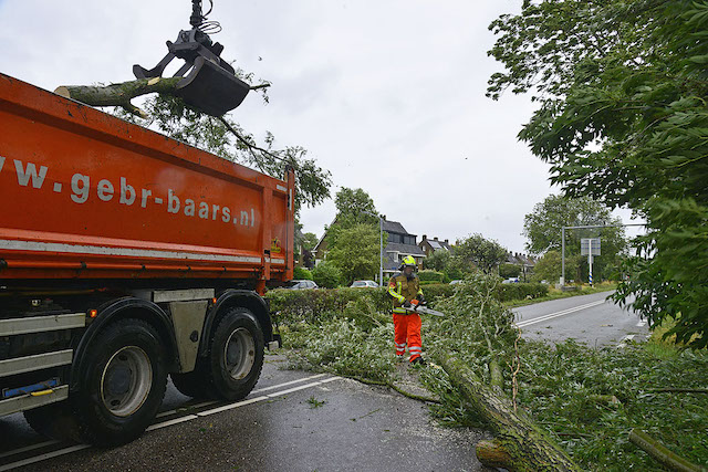 2023/113/20230705-10u13 GB 004 Stormschade Schipholweg BHD-oost.jpg